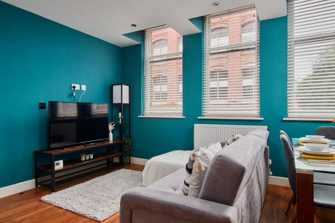 Spacious Centre 3 Bedroom, 3 Bathroom Apartment *