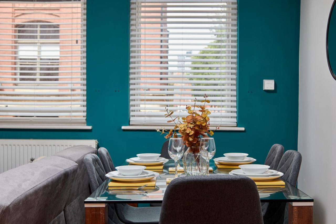 Spacious Centre 3 Bedroom, 3 Bathroom *